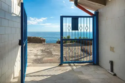 Vista generica sul mare o vista sul mare dall'interno dell'appartamento