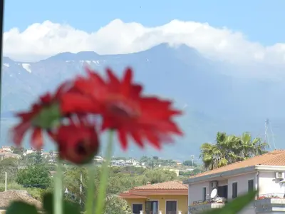 Vista generica sulle montagne o vista sulle montagne dall'interno dell'aparthotel