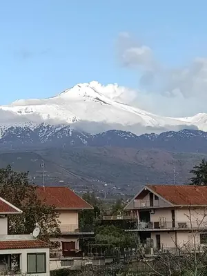 Vista generica sulle montagne o vista sulle montagne dall'interno dell'appartamento