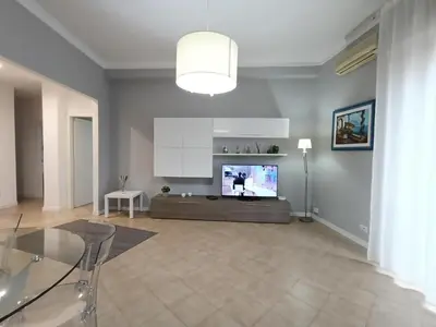 TV o dispositivi per l'intrattenimento presso Alis Living Apartment - Quadrilocale ampio a Catania