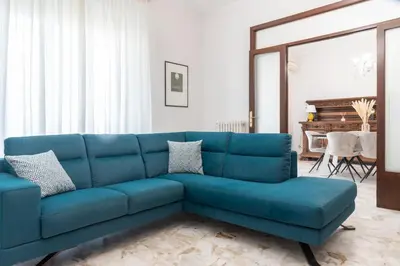 Area soggiorno di Prestigious 4 bedrooms with Netflix and Metro nearby