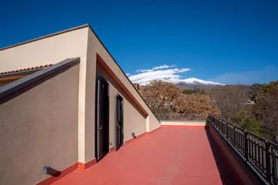 Vista generica sulle montagne o vista sulle montagne dall'interno della villa