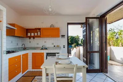 Cucina o angolo cottura di Margiù Capomulini Home by Wonderful Italy