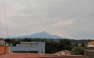 Vista generica sulle montagne o vista sulle montagne dall'interno dell'affittacamere