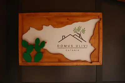 Certificato, attestato, insegna o altro documento esposto da DOMUS ULIVI LUXURY ROOMS Nocellara