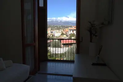 Vista generica sulle montagne o vista sulle montagne dall'interno dell'appartamento