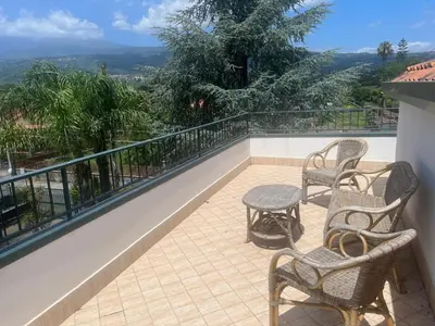 Vista generica sulle montagne o vista sulle montagne dall'interno della casa vacanze