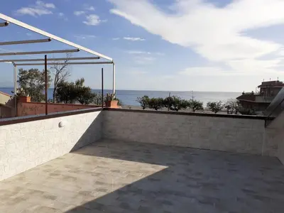 Vista generica sul mare o vista sul mare dall'interno dell'appartamento