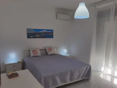 Letto o letti in una camera di INCANTO DI MARE - Fondachello apartments