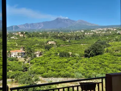 Vista generica sulle montagne o vista sulle montagne dall'interno dell'appartamento