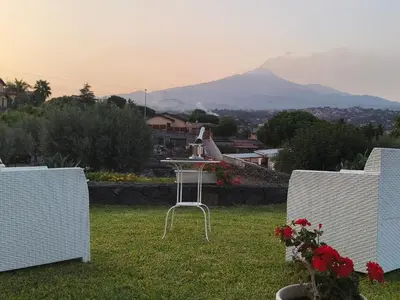 Vista generica sulle montagne o vista sulle montagne dall'interno del bed & breakfast