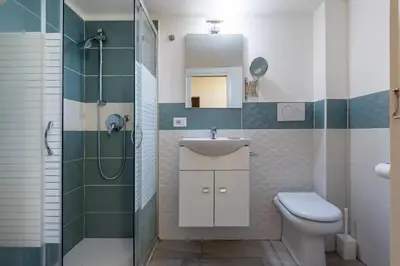 Bagno di GuestHost - Central apartment Caronda Compact