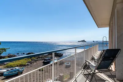 Vista generica sul mare o vista sul mare dall'interno dell'appartamento