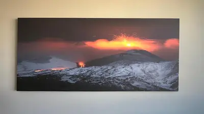 Vista generica sulle montagne o vista sulle montagne dall'interno della casa vacanze