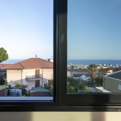 Vista generica sul mare o vista sul mare dall'interno dell'appartamento