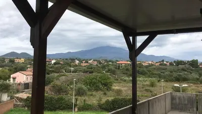 Vista generica sulle montagne o vista sulle montagne dall'interno del bed & breakfast