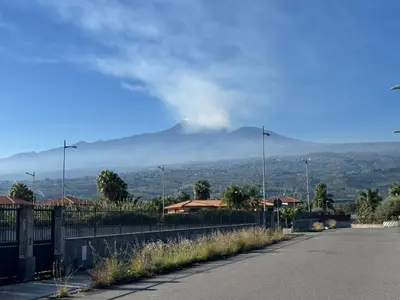 Vista generica sulle montagne o vista sulle montagne dall'interno dell'appartamento