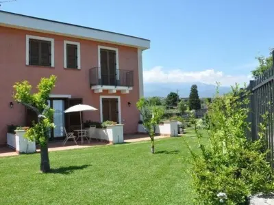Giardino di Apartment Mono Vista Mare Wohnung in Acireale by Interhome