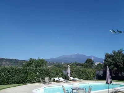 Vista generica sulle montagne o vista sulle montagne dall'interno dell'appartamento