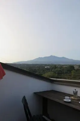 Vista generica sulle montagne o vista sulle montagne dall'interno dell'appartamento