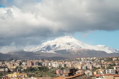 Vista generica sulle montagne o vista sulle montagne dall'interno dell'appartamento