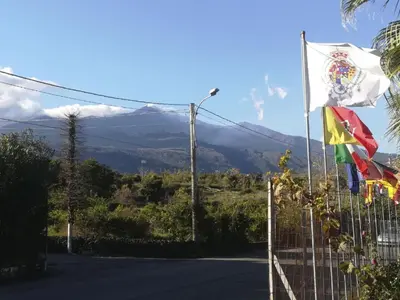 Vista generica sulle montagne o vista sulle montagne dall'interno dell'appartamento