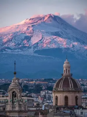 Vista generica sulle montagne o vista sulle montagne dall'interno della casa vacanze