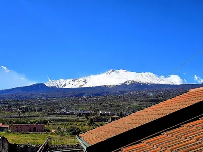 Vista generica sulle montagne o vista sulle montagne dall'interno della stanza in casa privata