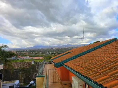 Vista generica sulle montagne o vista sulle montagne dall'interno della stanza in casa privata