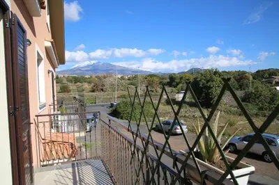 Vista generica sulle montagne o vista sulle montagne dall'interno dell'appartamento