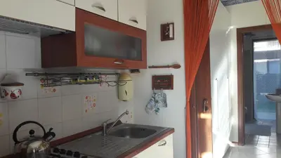 Cucina o angolo cottura di Appartamento in residence elegante con piscina