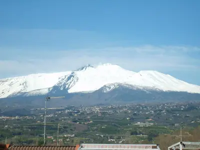 Vista generica sulle montagne o vista sulle montagne dall'interno dell'appartamento