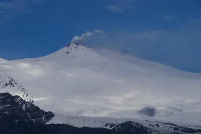 Vista generica sulle montagne o vista sulle montagne dall'interno della casa vacanze