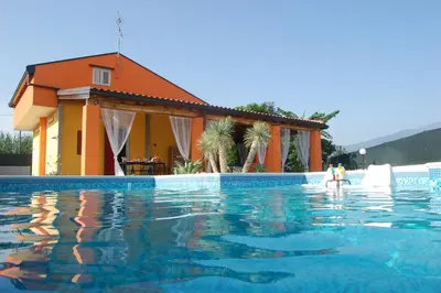 Piscina di OMBRA E CAFFE' o nelle vicinanze