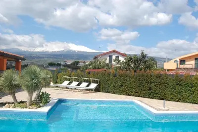 Vista generica sulle montagne o vista sulle montagne dall'interno della villa