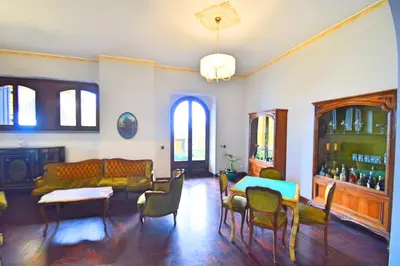 Area soggiorno di Villa La Timpa - antica e maestosa villa con jacuzzi privata con una meravigliosa vista sull'Etna e sul mare