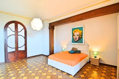 Letto o letti in una camera di Villa La Timpa - antica e maestosa villa con jacuzzi privata con una meravigliosa vista sull'Etna e sul mare
