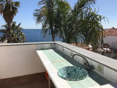 Vista generica sul mare o vista sul mare dall'interno della casa vacanze