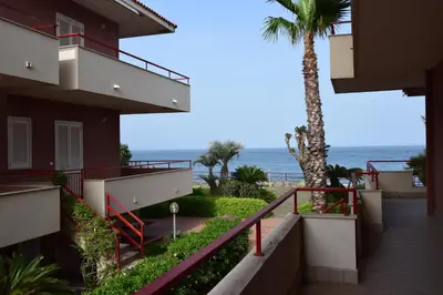 Vista generica sul mare o vista sul mare dall'interno dell'appartamento