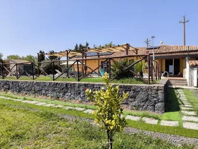 Giardino di Villa Egle Belpasso, villa vacanza con piscina