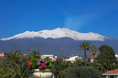 Vista generica sulle montagne o vista sulle montagne dall'interno dell'hotel