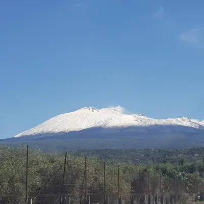 Vista generica sulle montagne o vista sulle montagne dall'interno dell'appartamento
