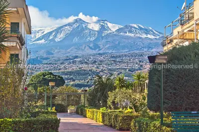 Vista generica sulle montagne o vista sulle montagne dall'interno dell'appartamento