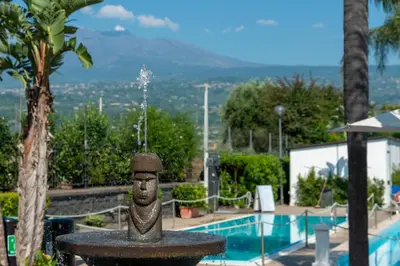 Vista generica sulle montagne o vista sulle montagne dall'interno dell'hotel