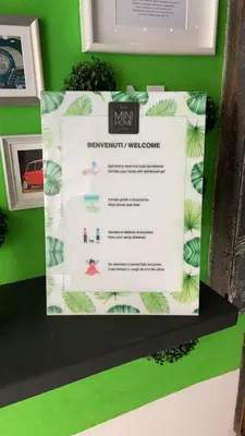 Certificato, attestato, insegna o altro documento esposto da Minihomecatania
