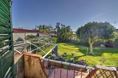 Planimetria di House with garden near the sea