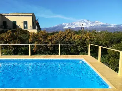 Vista generica sulle montagne o vista sulle montagne dall'interno del bed & breakfast