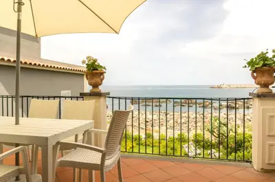 Vista generica sul mare o vista sul mare dall'interno dell'appartamento