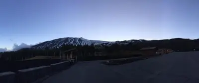 Vista generica sulle montagne o vista sulle montagne dall'interno della casa vacanze