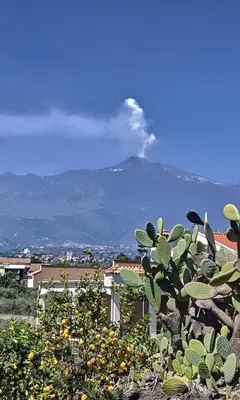 Vista generica sulle montagne o vista sulle montagne dall'interno della casa vacanze